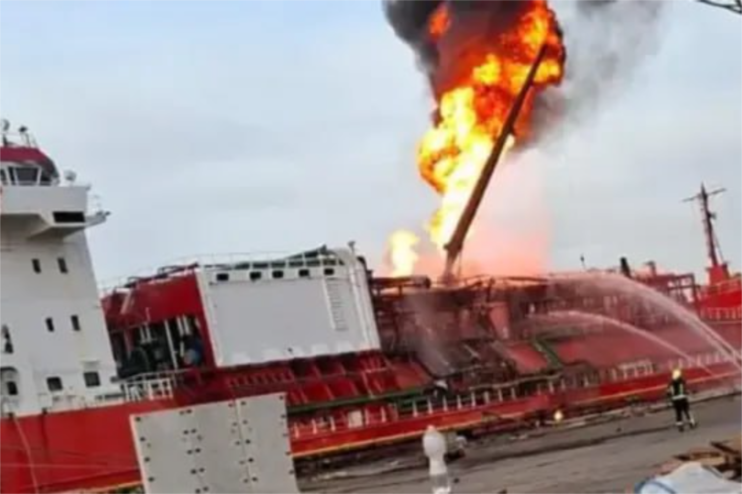 Украинский танкер с СПГ горит у румынских вод: сохраняется угроза взрыва